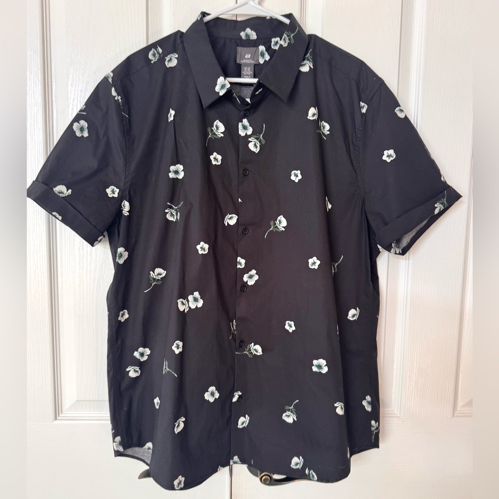 H&M Dark Navy and White Casual Muscle Fit Button Down Shirt